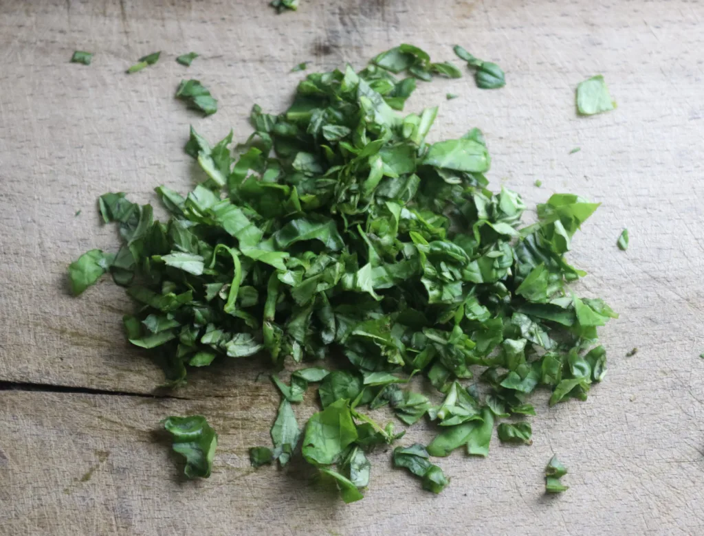 how to cut fresh basil leaves for pasta alla salmone sauce